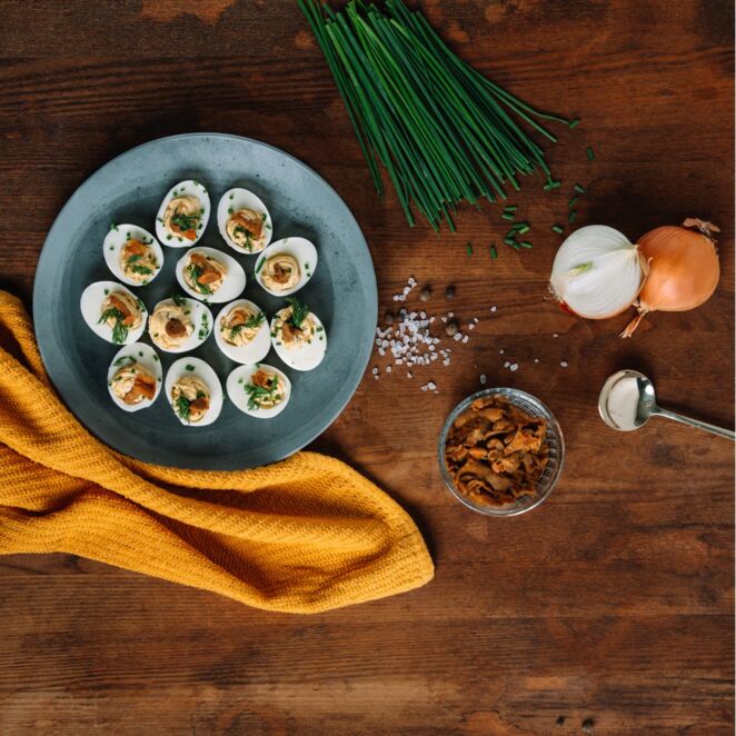 täidetud munad kukeseentega